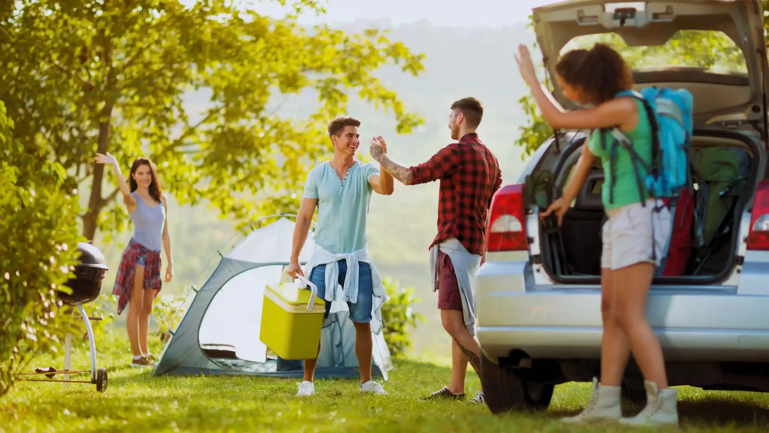 amis qui se retrouvent au camping avec des tentes scaled