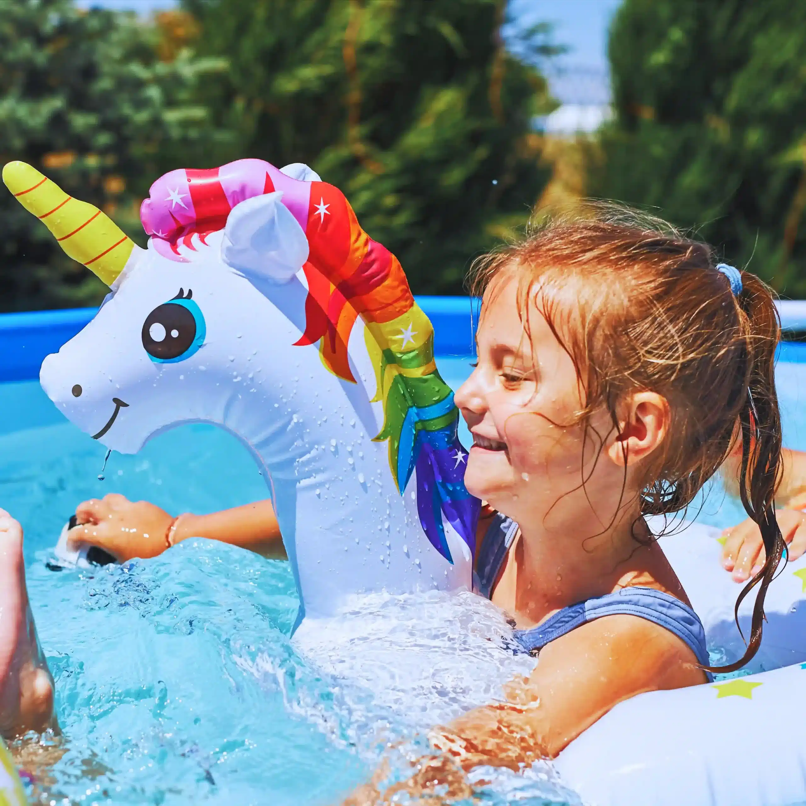 enfants jouant dans la piscine bouee licorne carre scaled