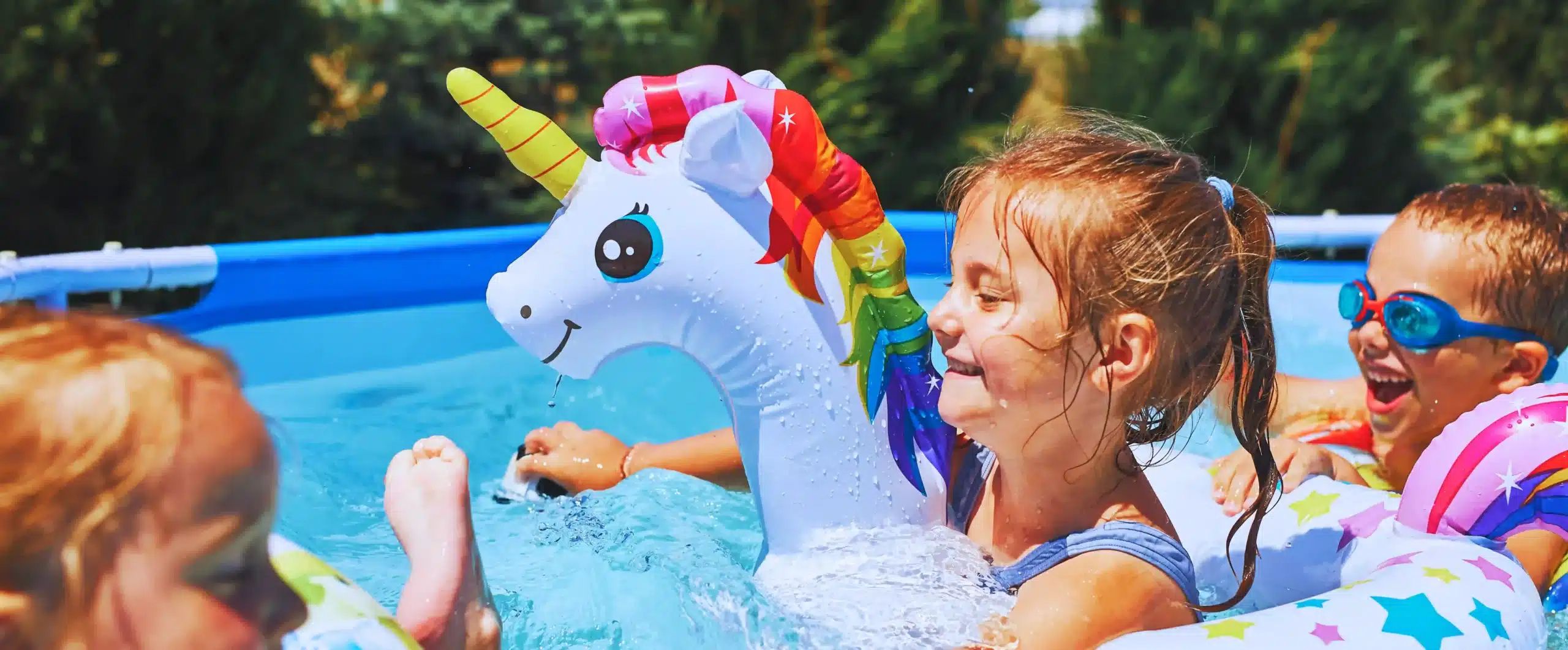 enfants jouant dans la piscine bouee licorne