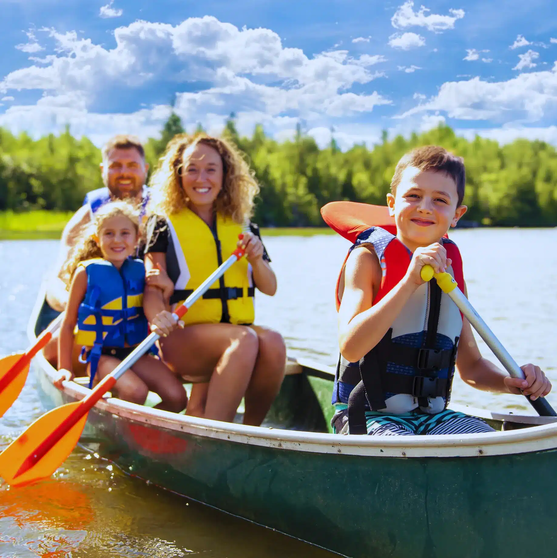 famille heureuse faisant du canoe sur lac sourires carre