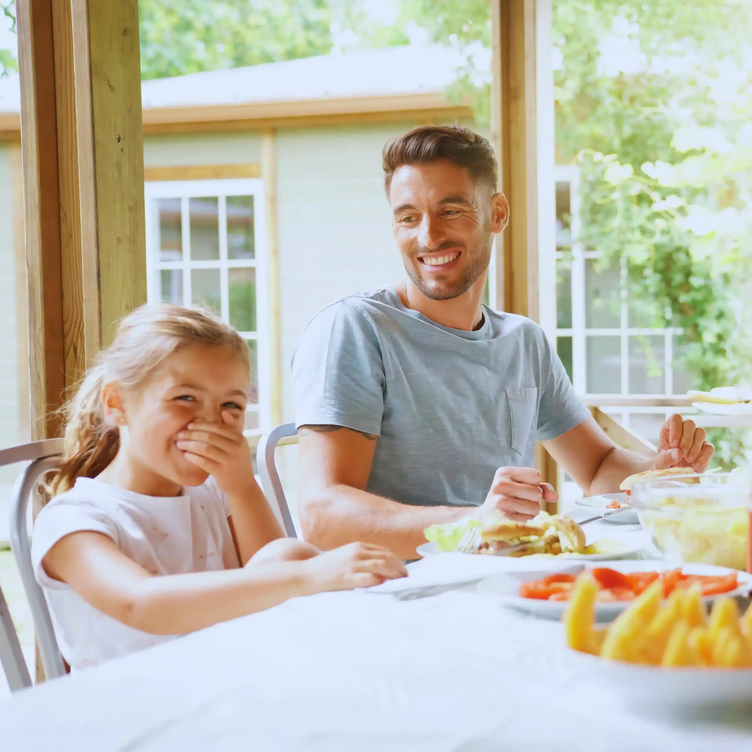 famille partageant un repas carre