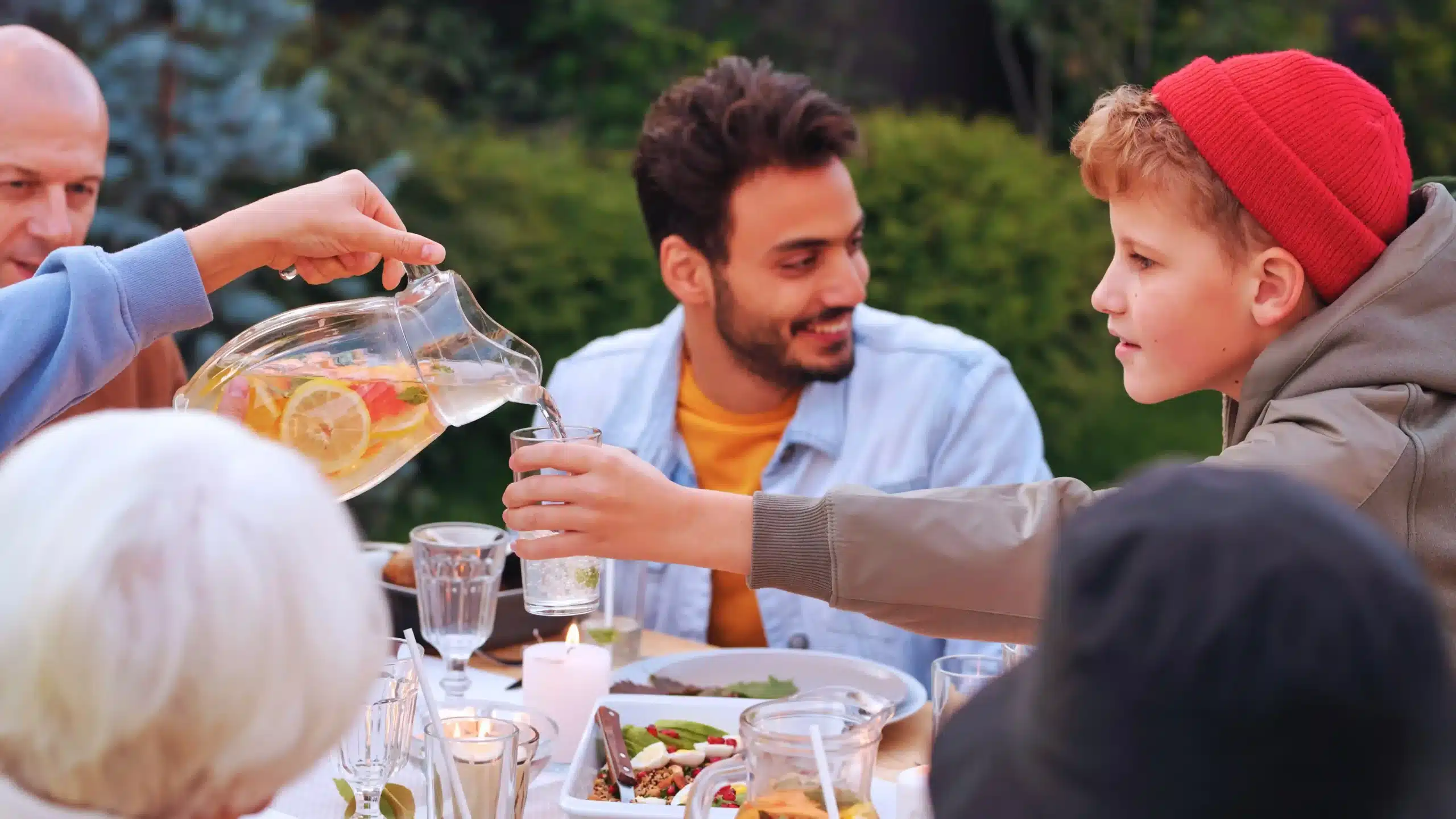 famille partageant un repas sourire