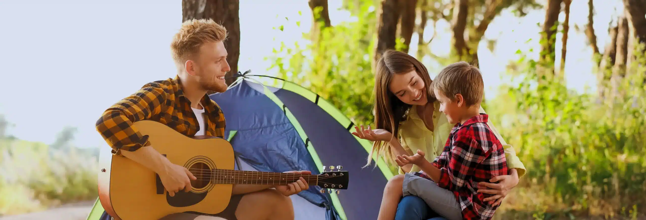 famille sourire guitare tente 1 scaled