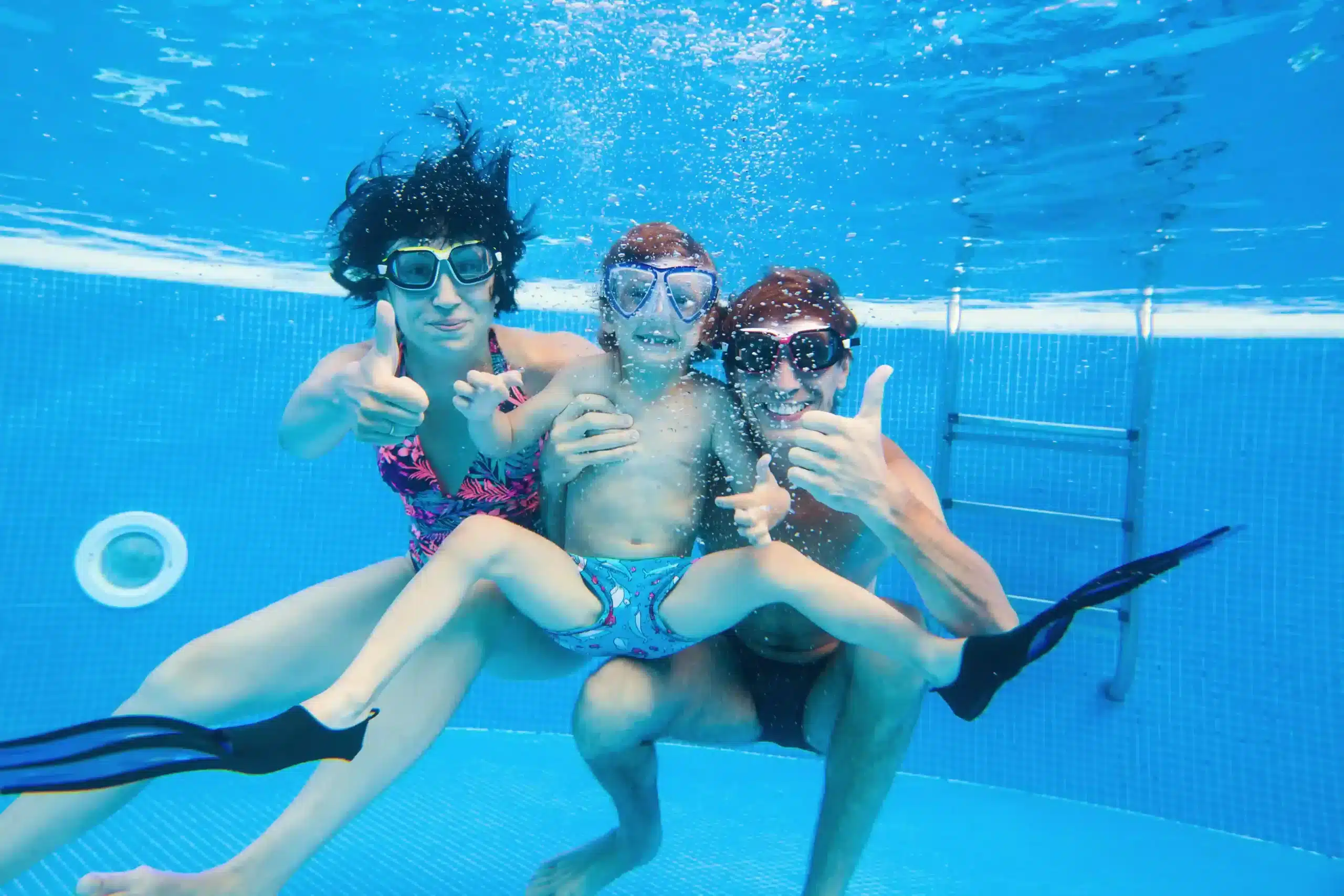 famille sous l'eau dans une piscine