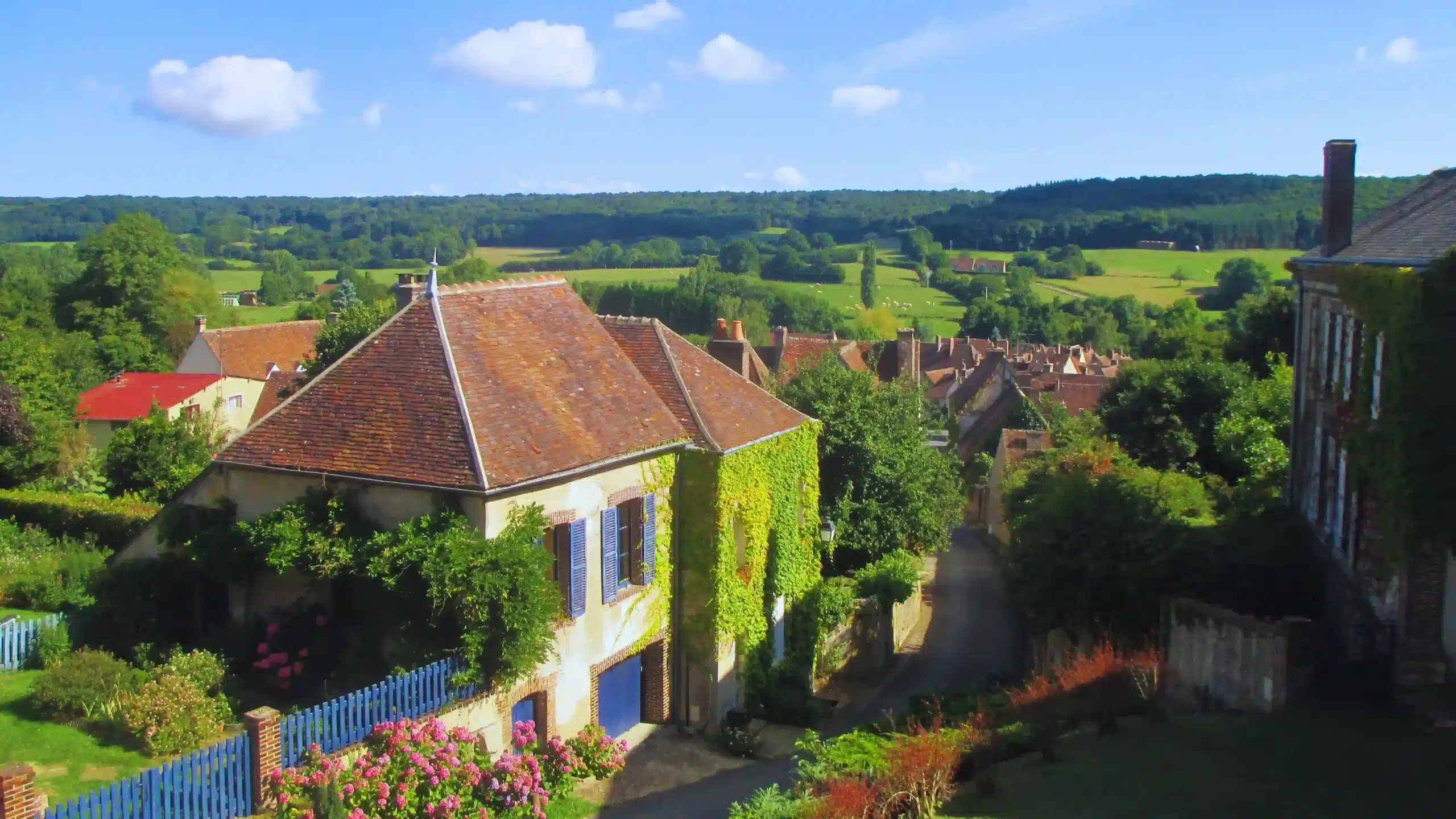maison dans un village scaled