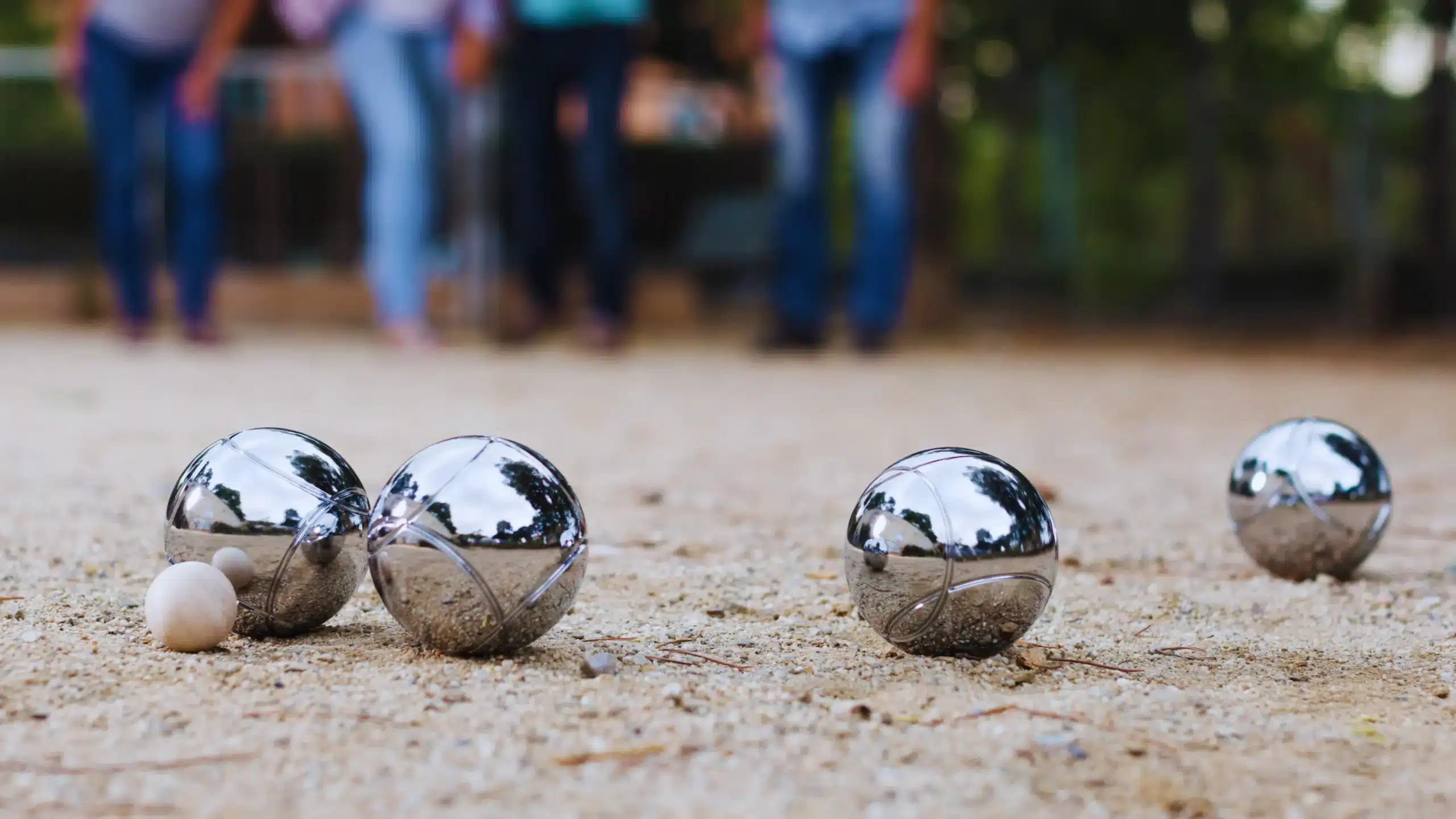 personnes jouant a la petanque