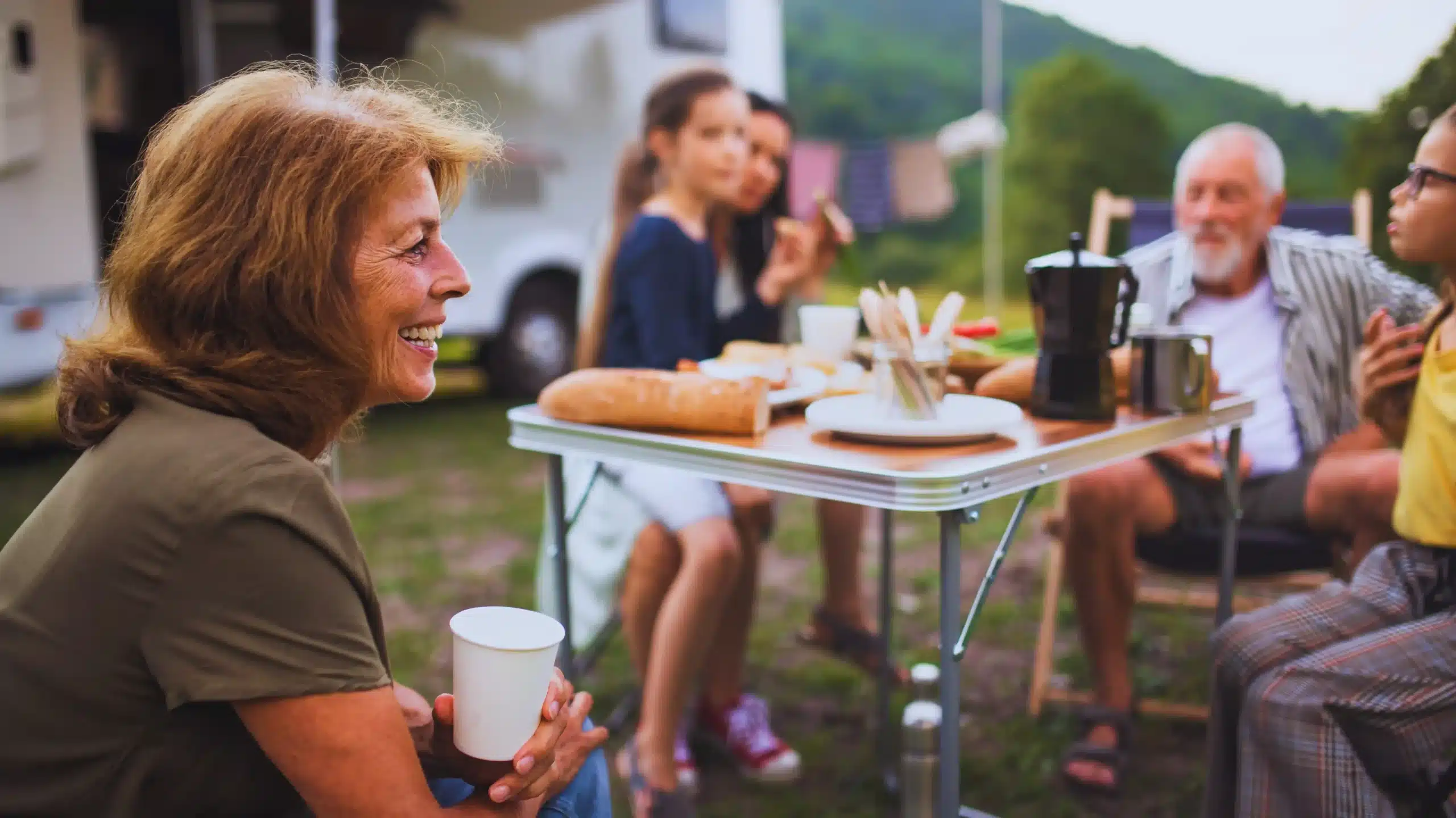 repas femme agee camping heureux